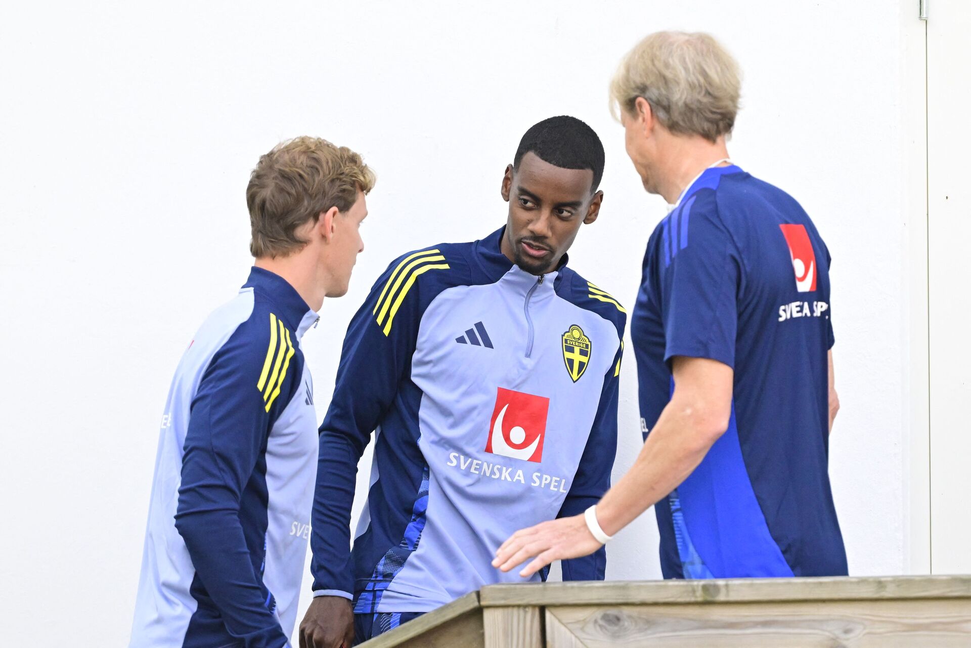 Alexander Isak og Emil Krafth taler sammen under svensk landsholdssamling.