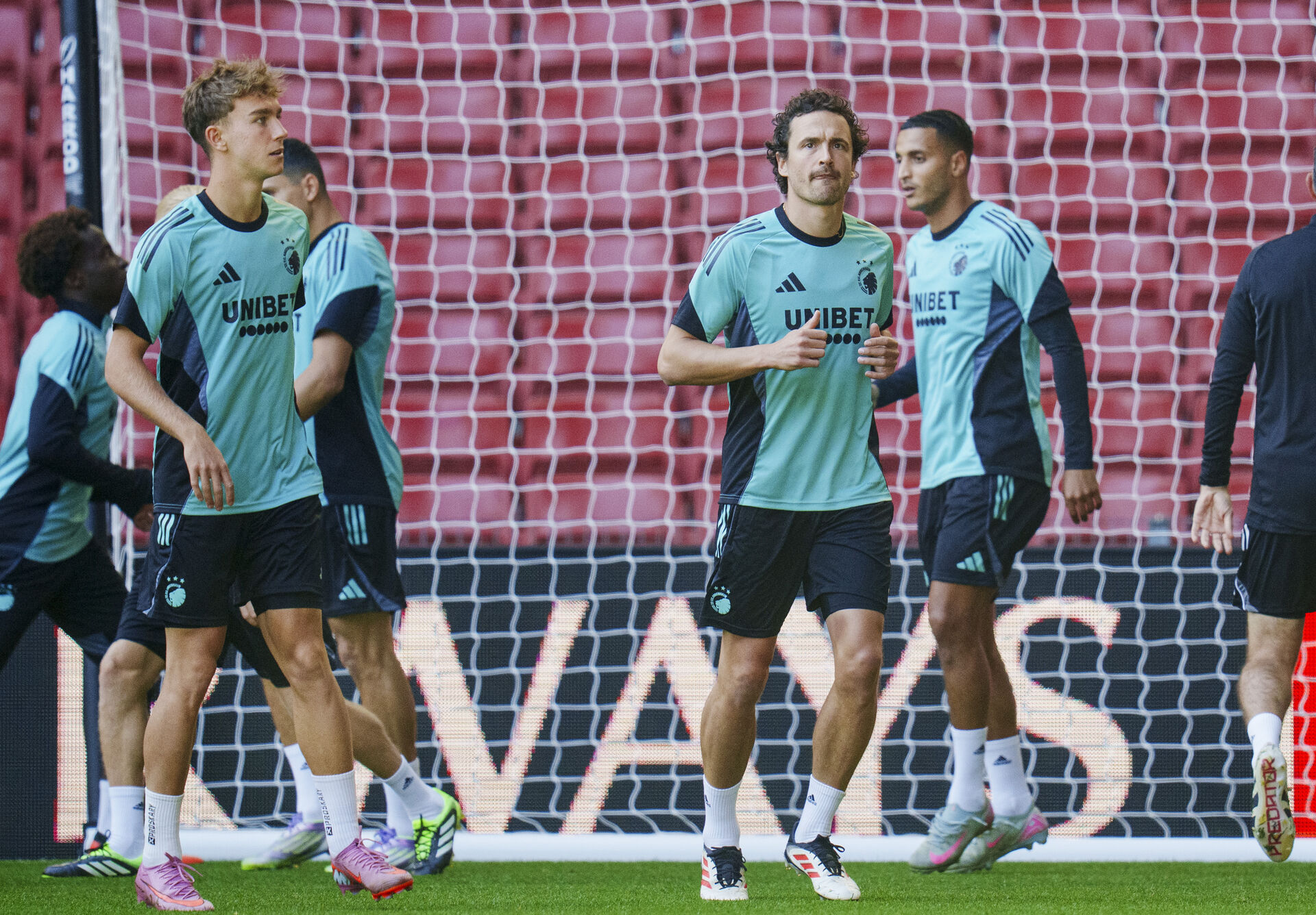 Dominik Sarapata og Thomas Delaney varmer op til FC Basel-kampen