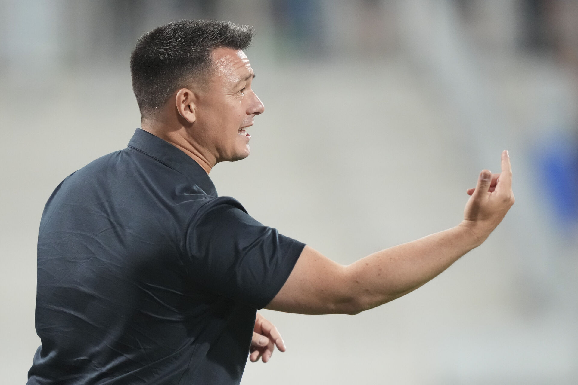 Thomas Nørgaard peger med armen foran sig.