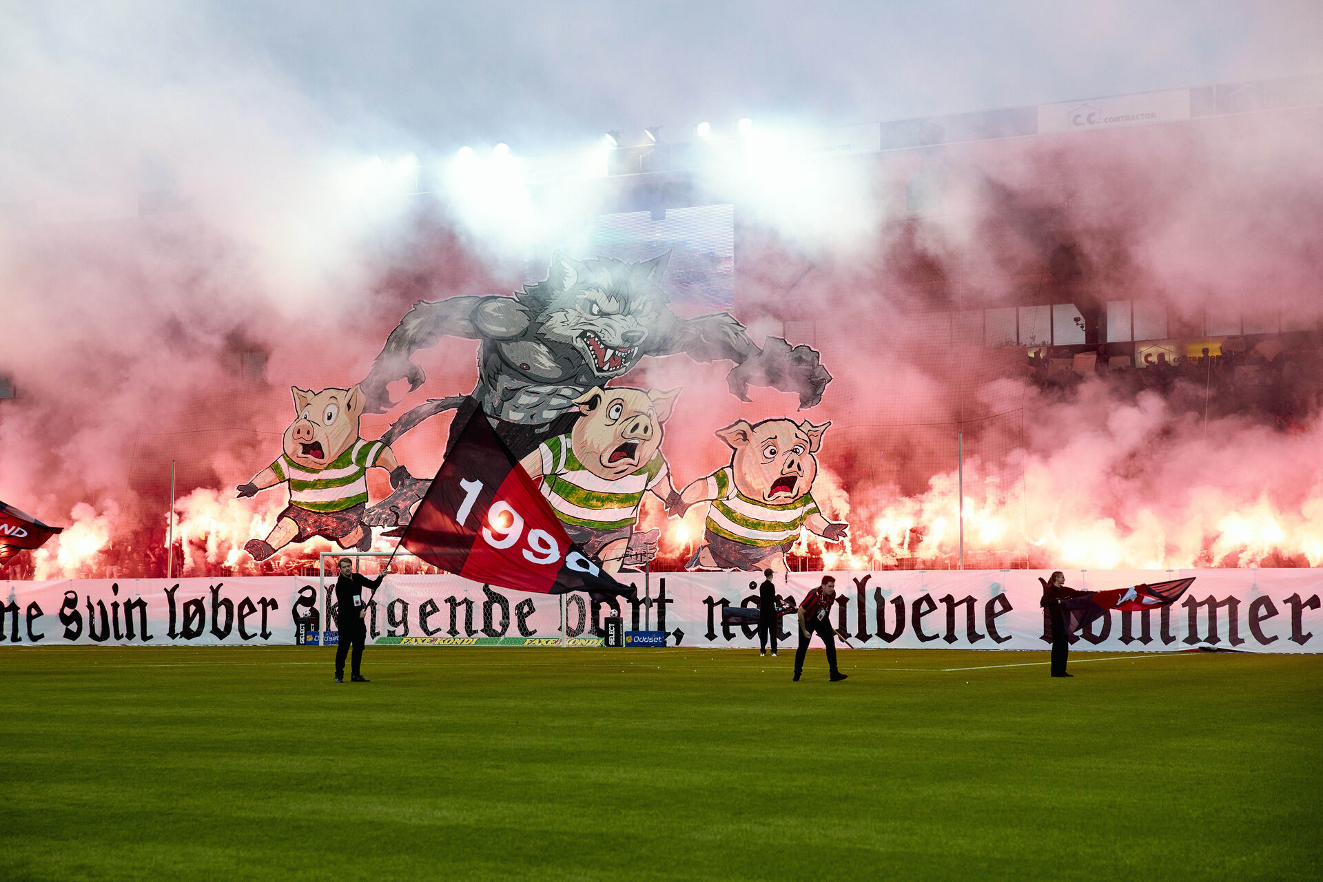 FCM-fans med pyro og tifo mod Viborg FF.