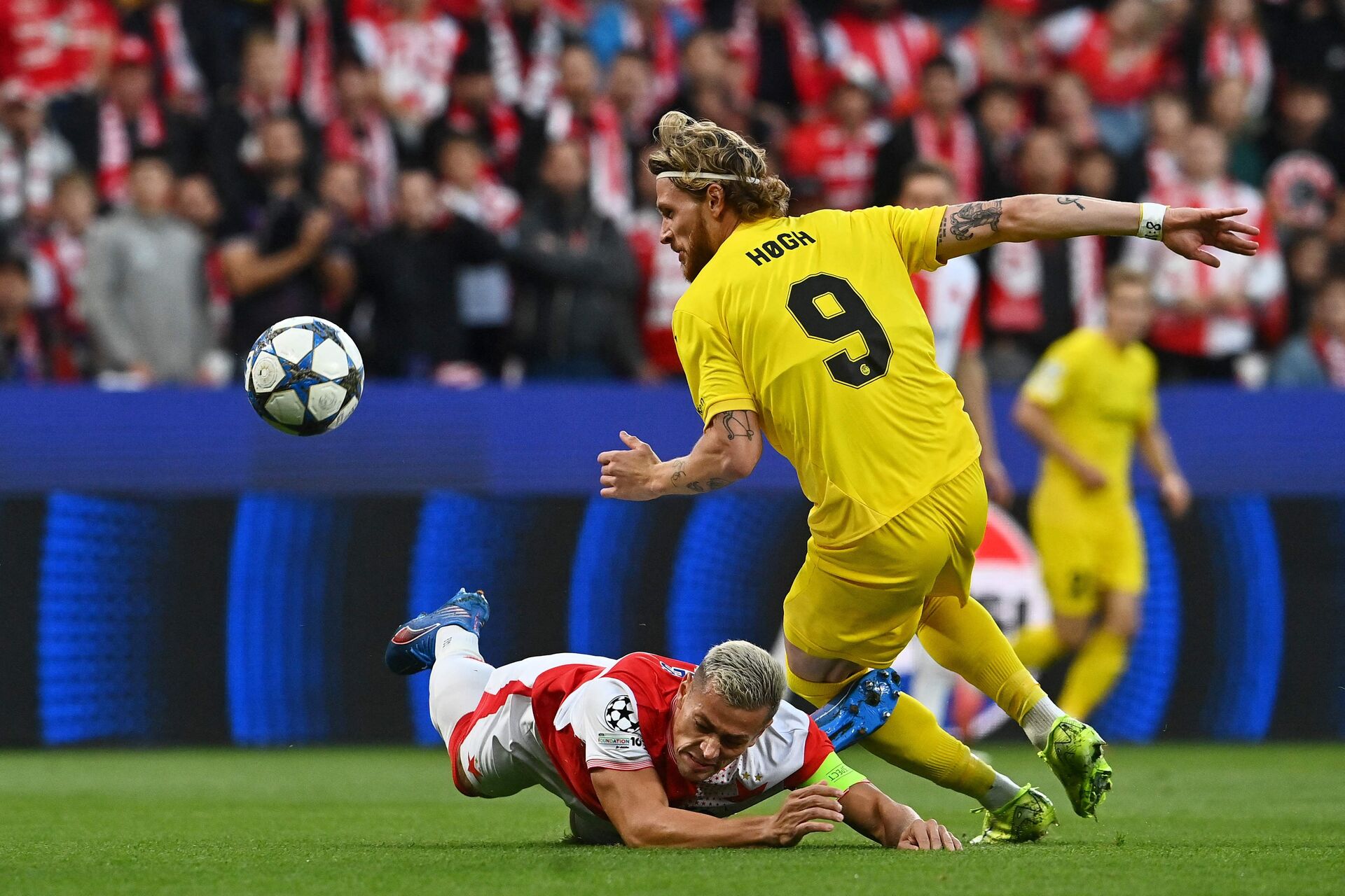 Kasper Høgh kigger på bolden.