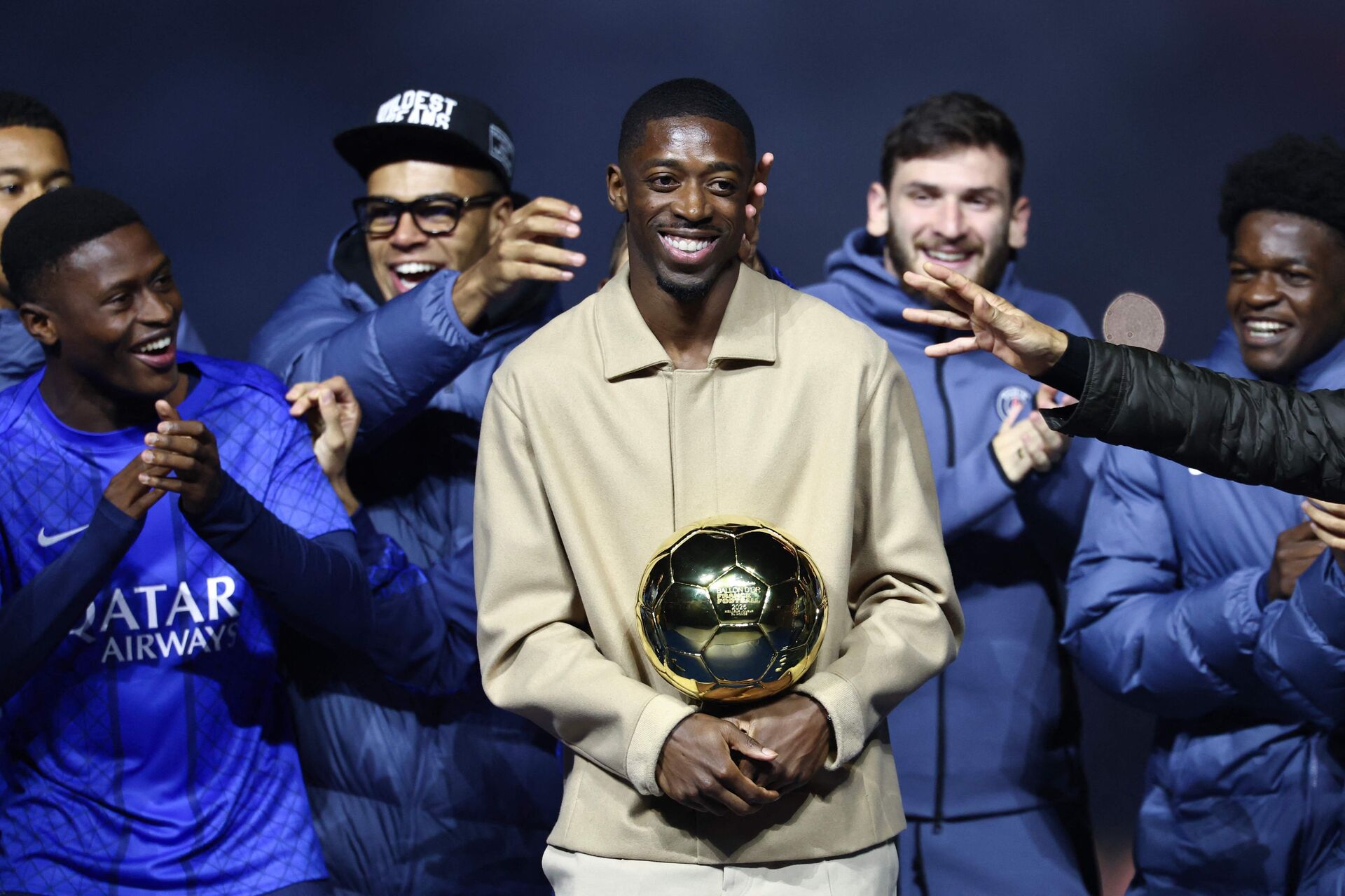 Ousmane Dembele med Ballon d'Or-trofæet på Parc des Princes med PSG-holdkammerater