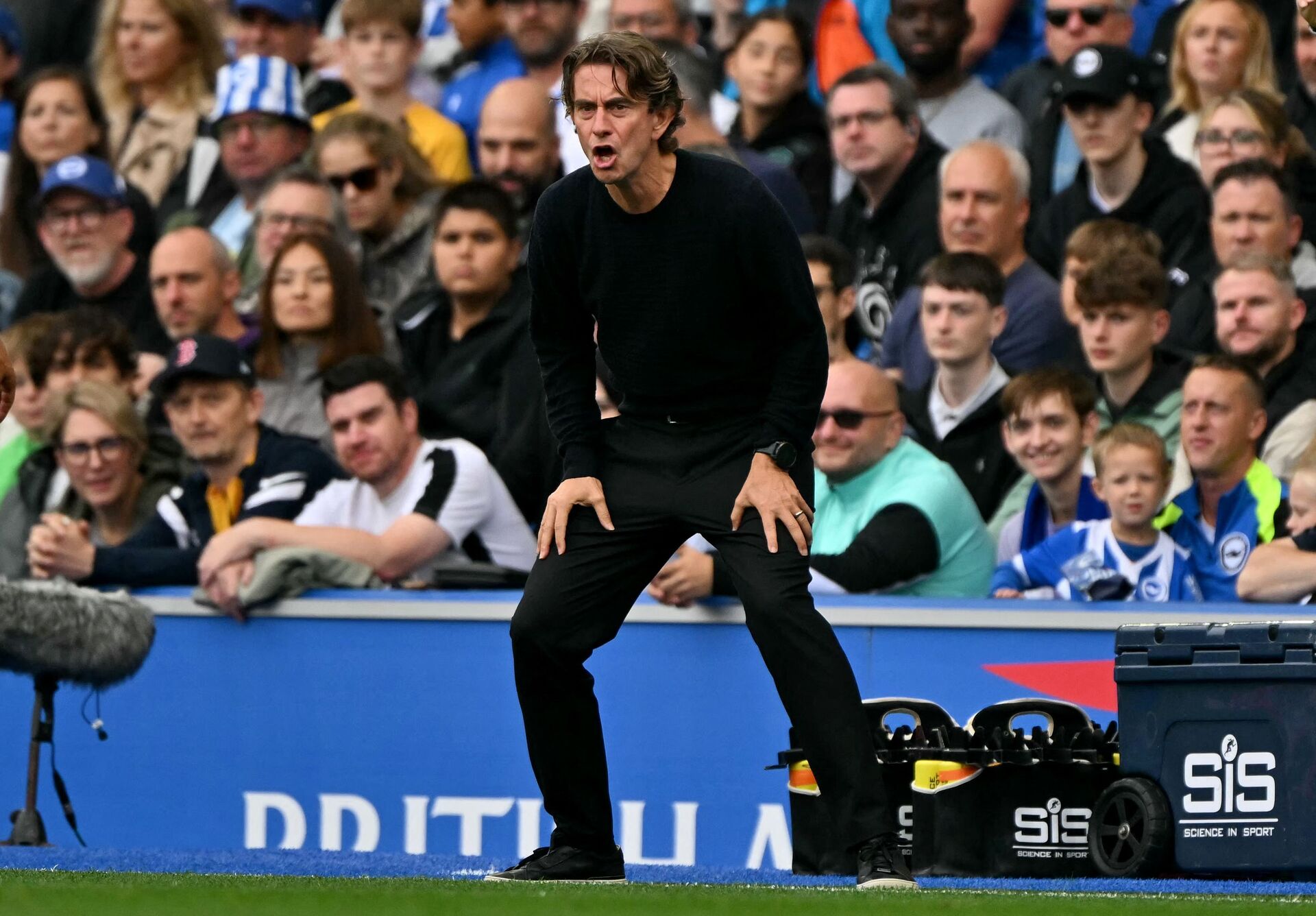 Thomas Frank råber af sine spillere i Tottenham mod Brighton.