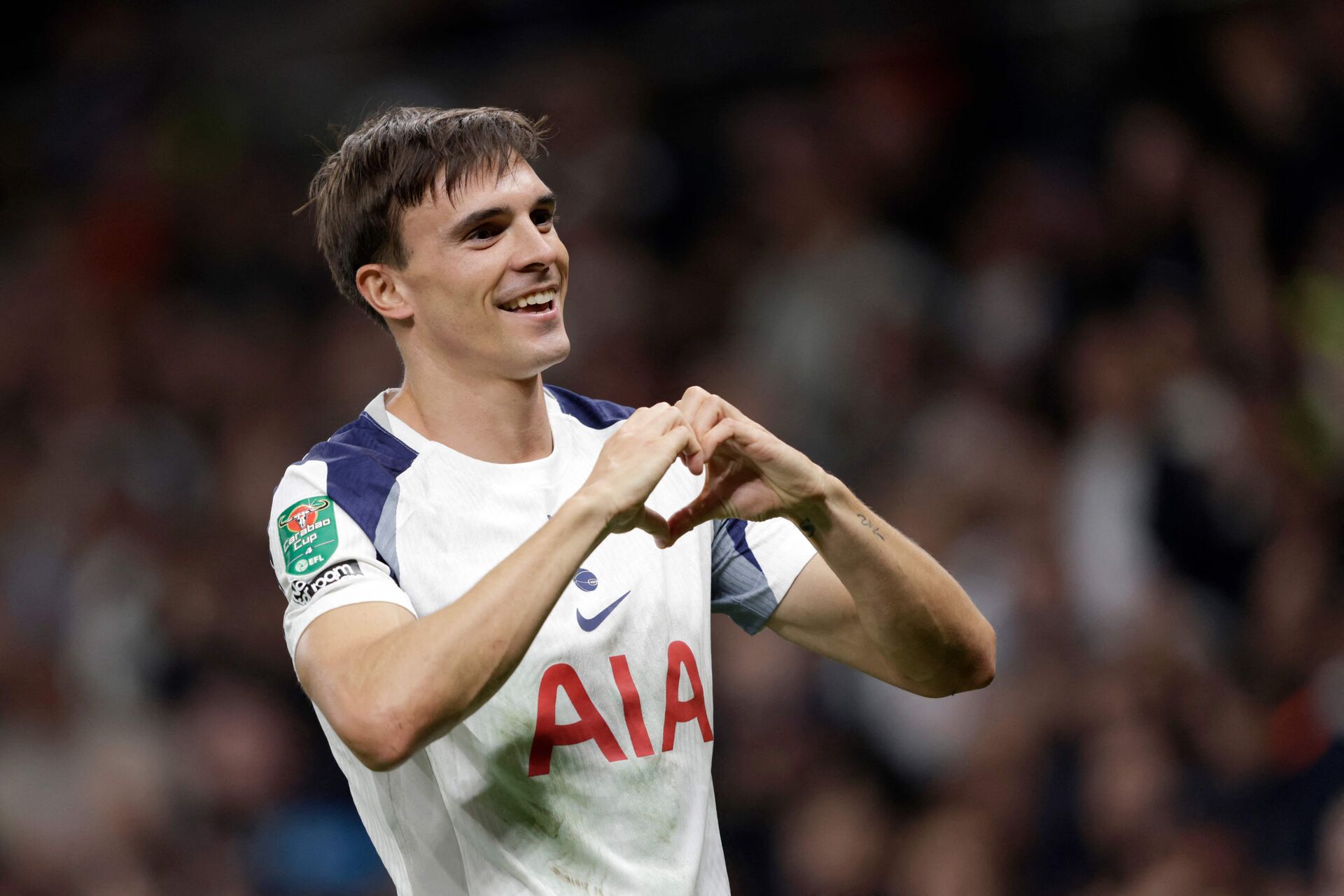 Palhinha laver et hjerte med fingrene.