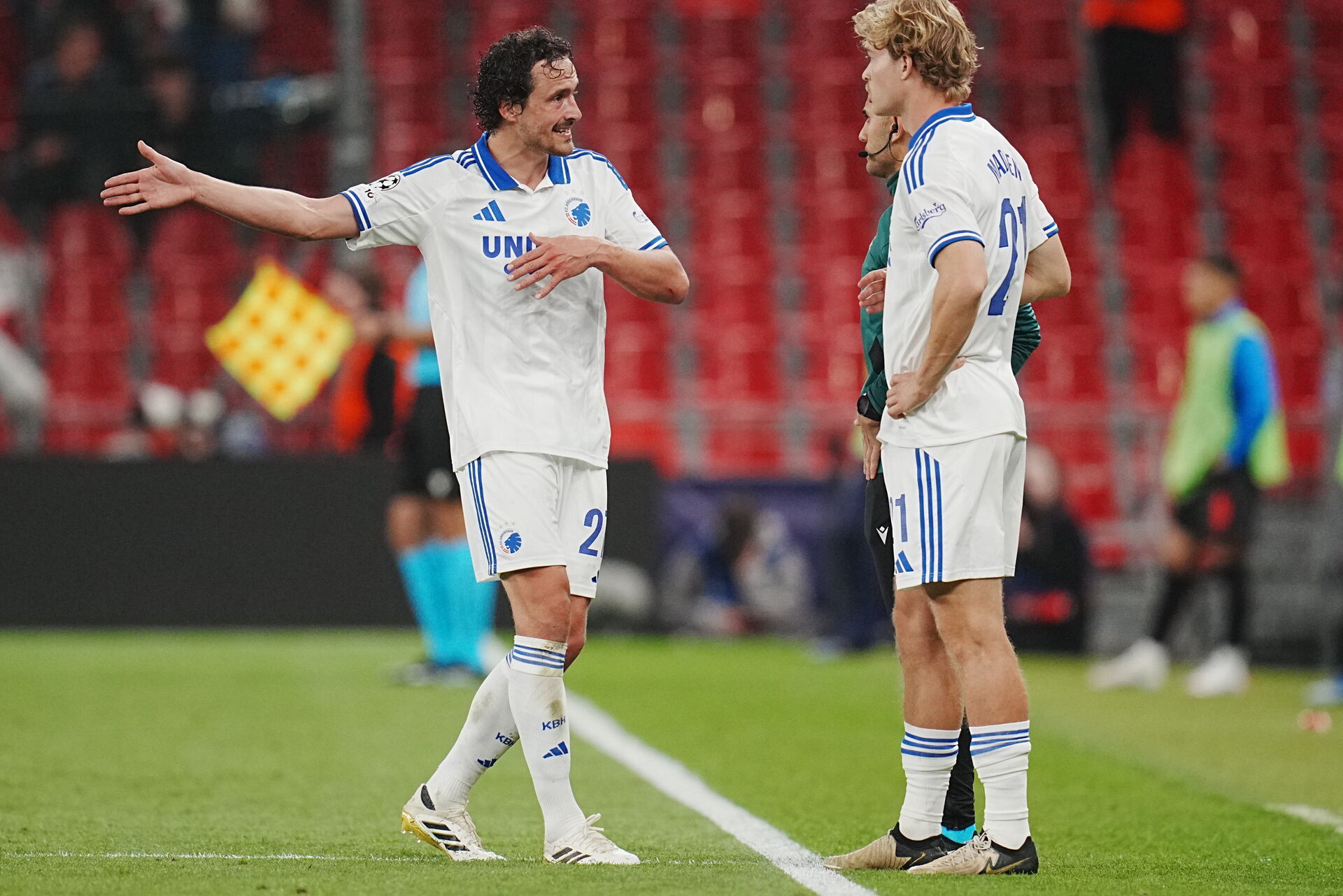 Thomas Delaney og Mads Emil Madsen i UEFA Champions League-kampen mellem FC København og Bayer 04 Leverkusen i Parken i København torsdag den 18. september 2025.
