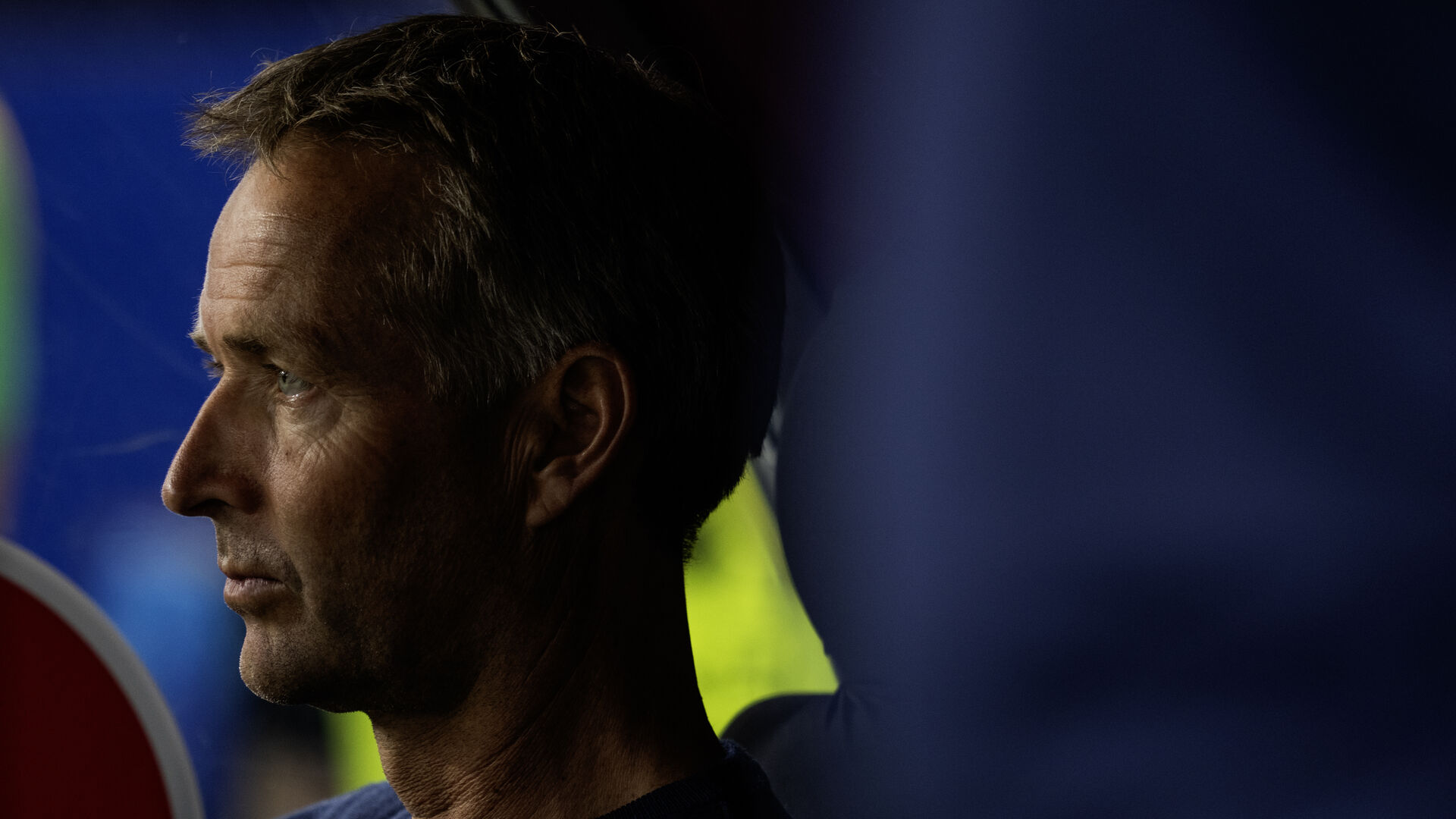 Kasper Hjulmand sidder på trænerbænken