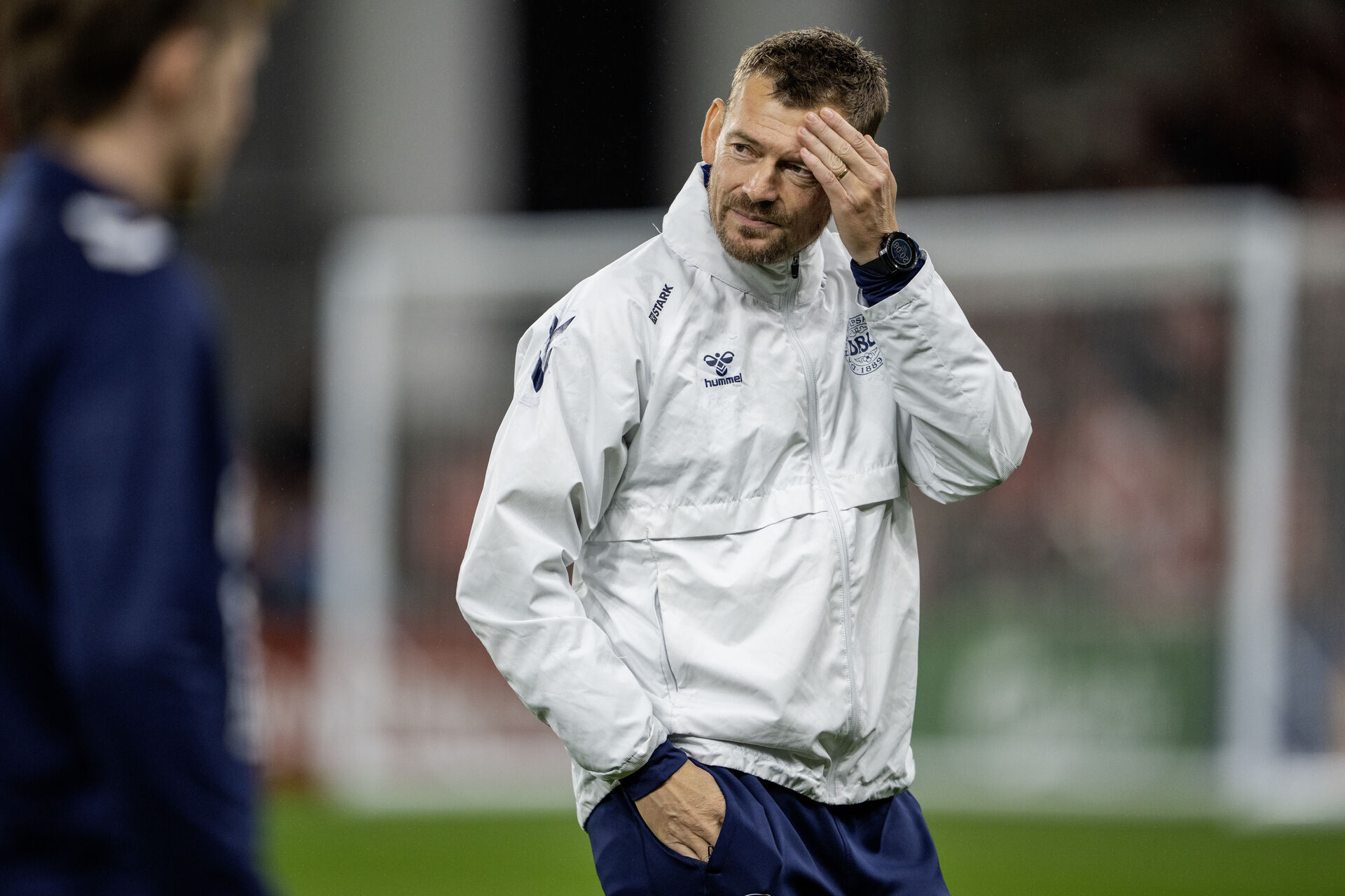 Lars Knudsen tager sig til hovedet.