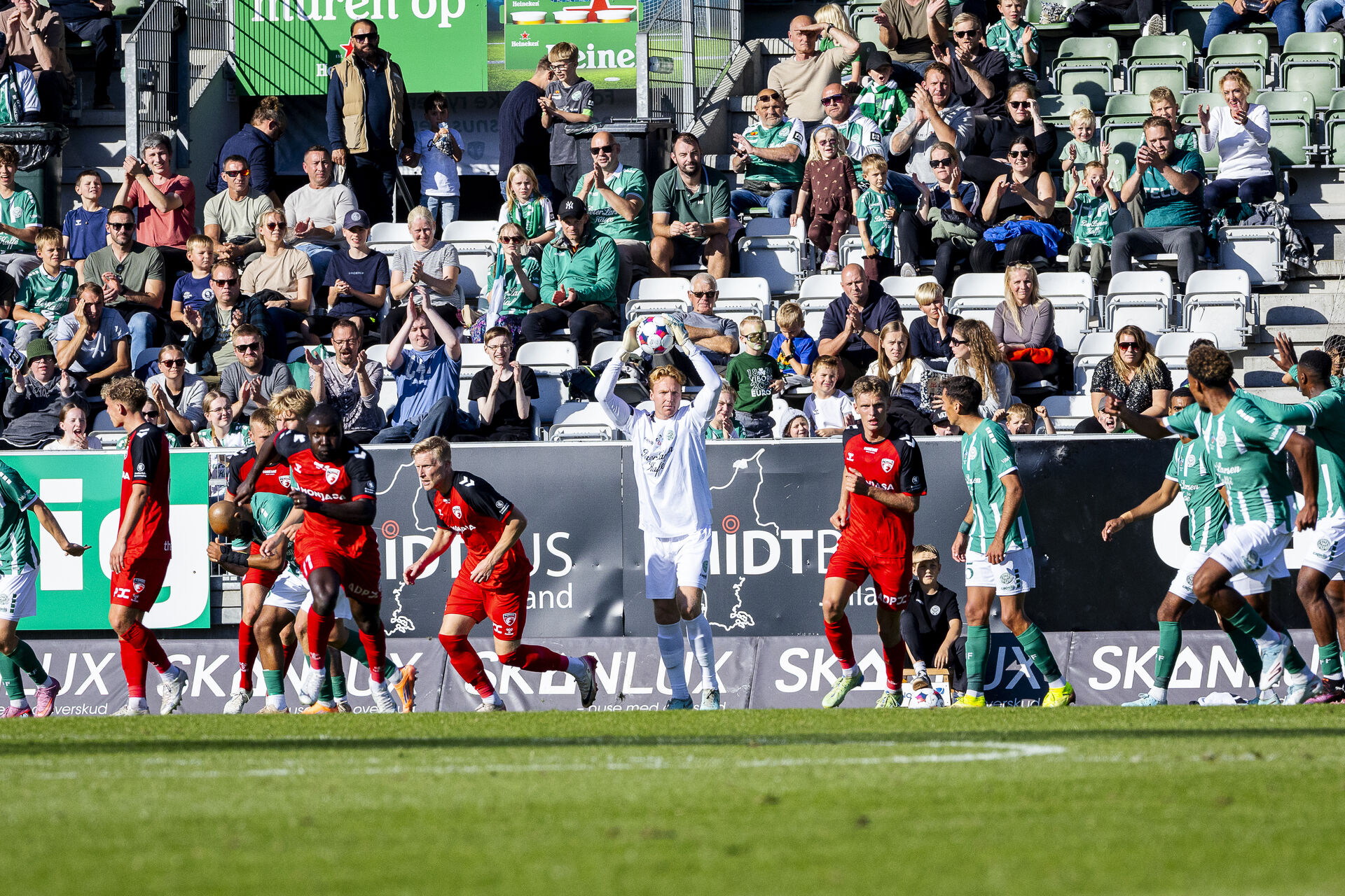 Lucas Lund med bolden i hænderne.
