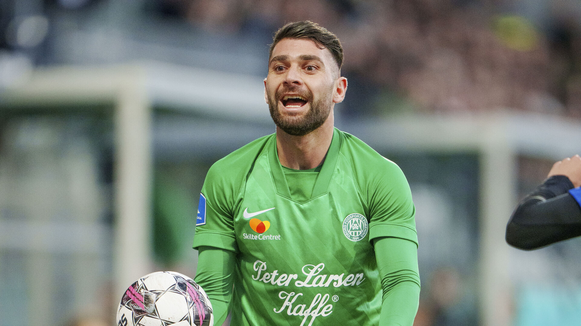 Frans Putros med bolden i hånden og Viborg-trøjen på.