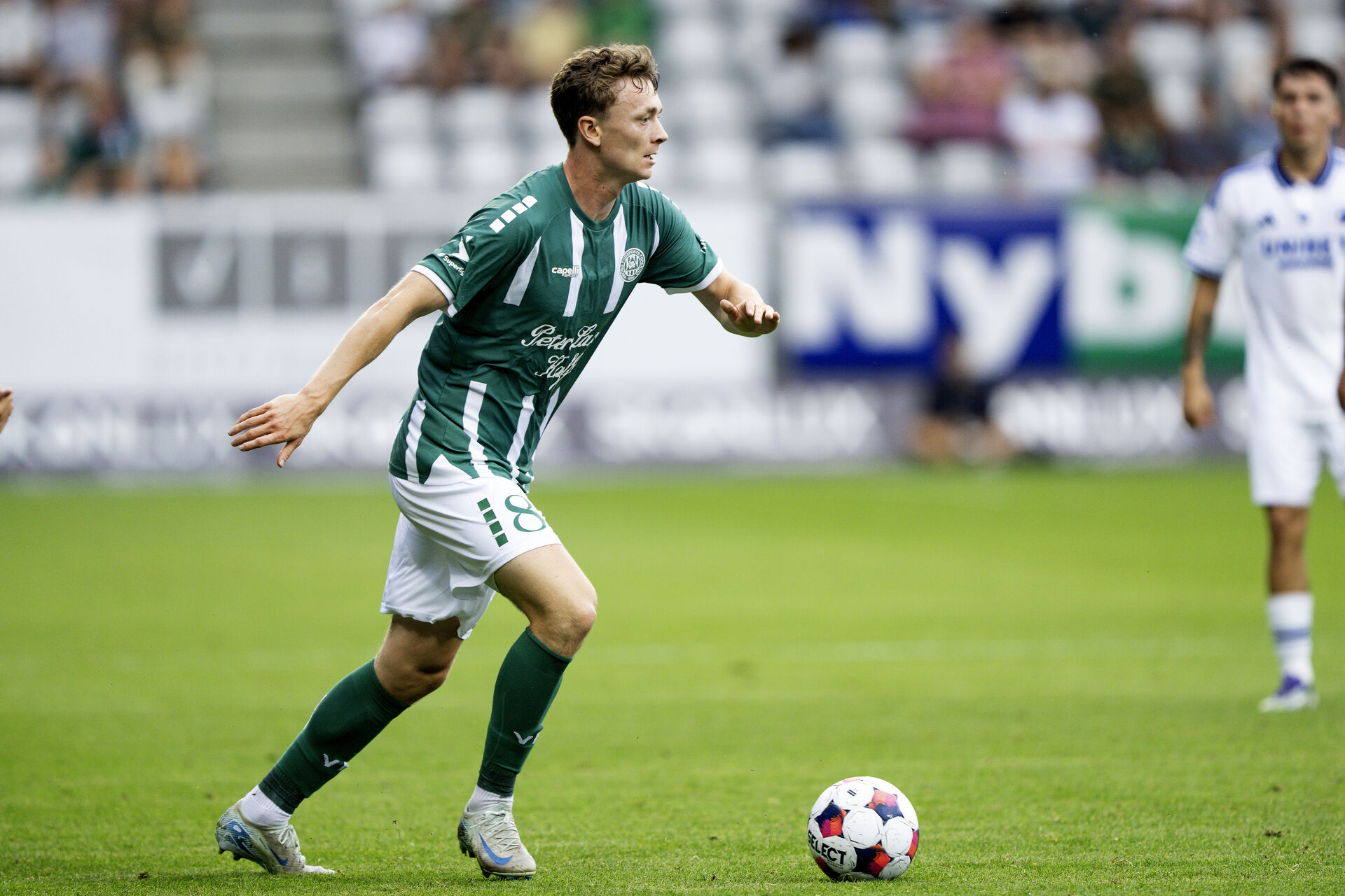 Asker Beck har bolden for fødderne.