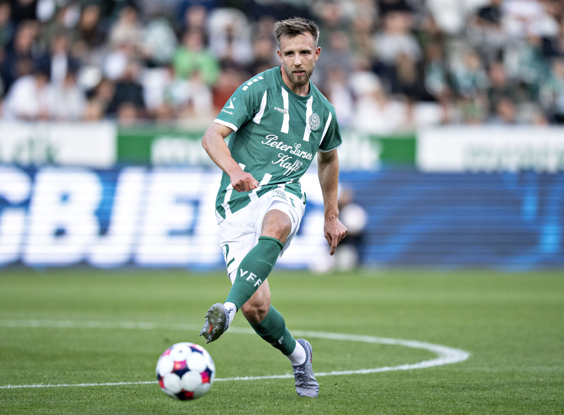 Ivan Näsberg i færd med at slå en aflevering.