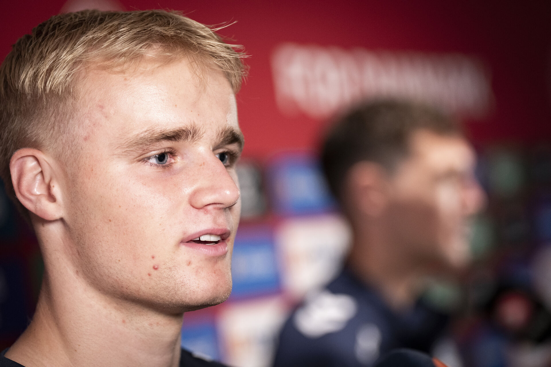 Victor Froholdt møder pressen for det danske landshold i Helsingør.