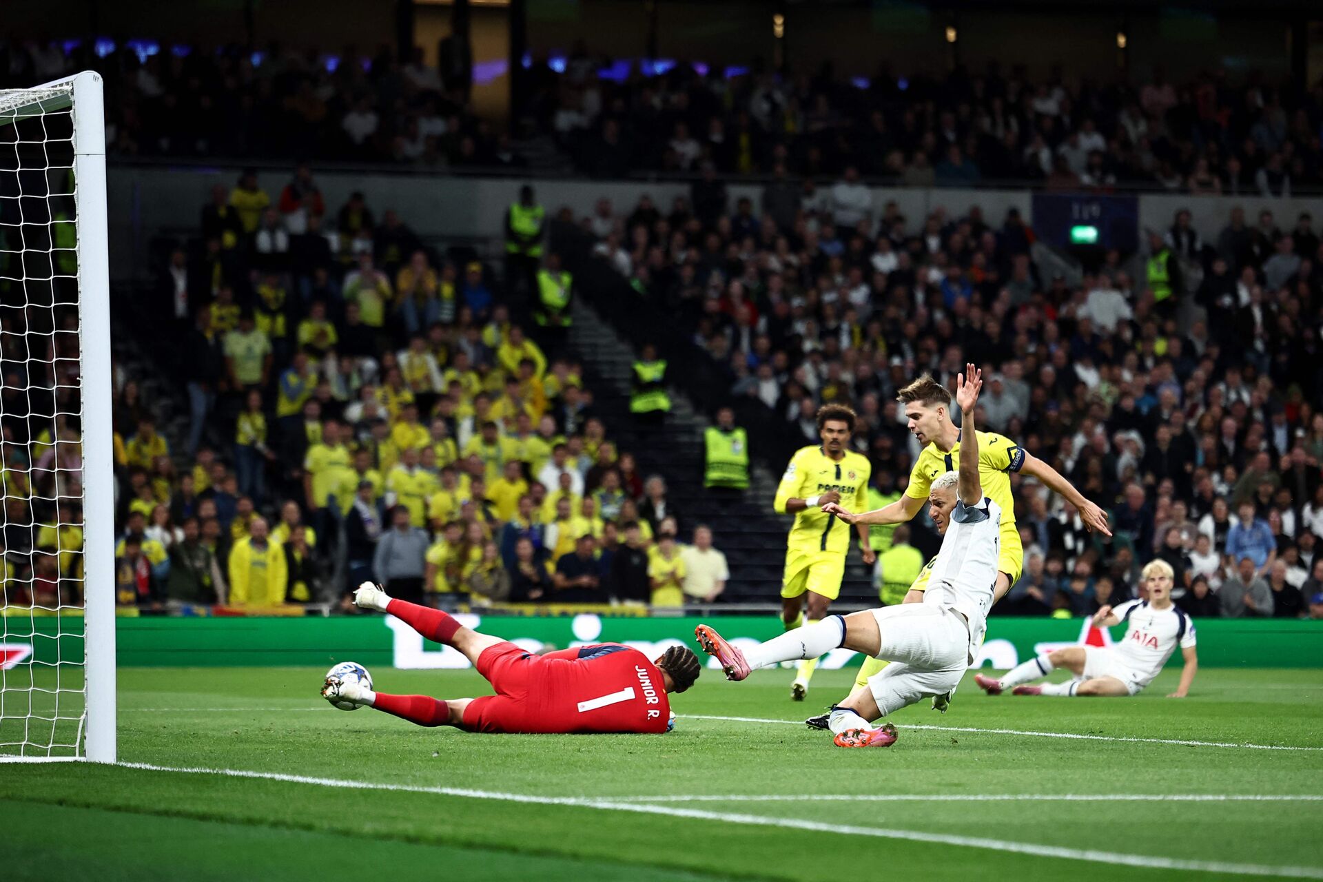 Luiz Junior dropper i kamp for Villarreal.