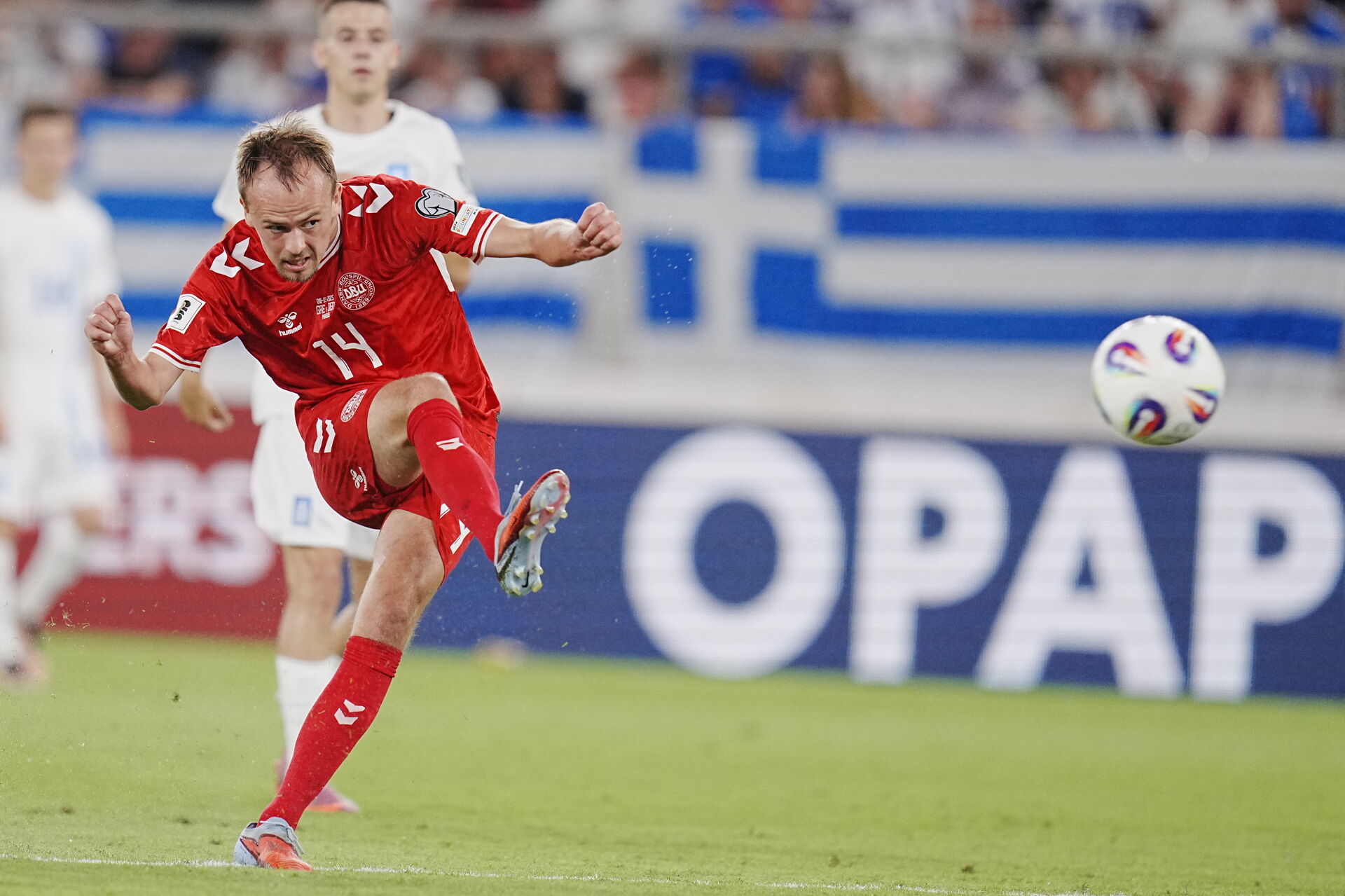Mikkel Damsgaard sparker på mål for Danmark.