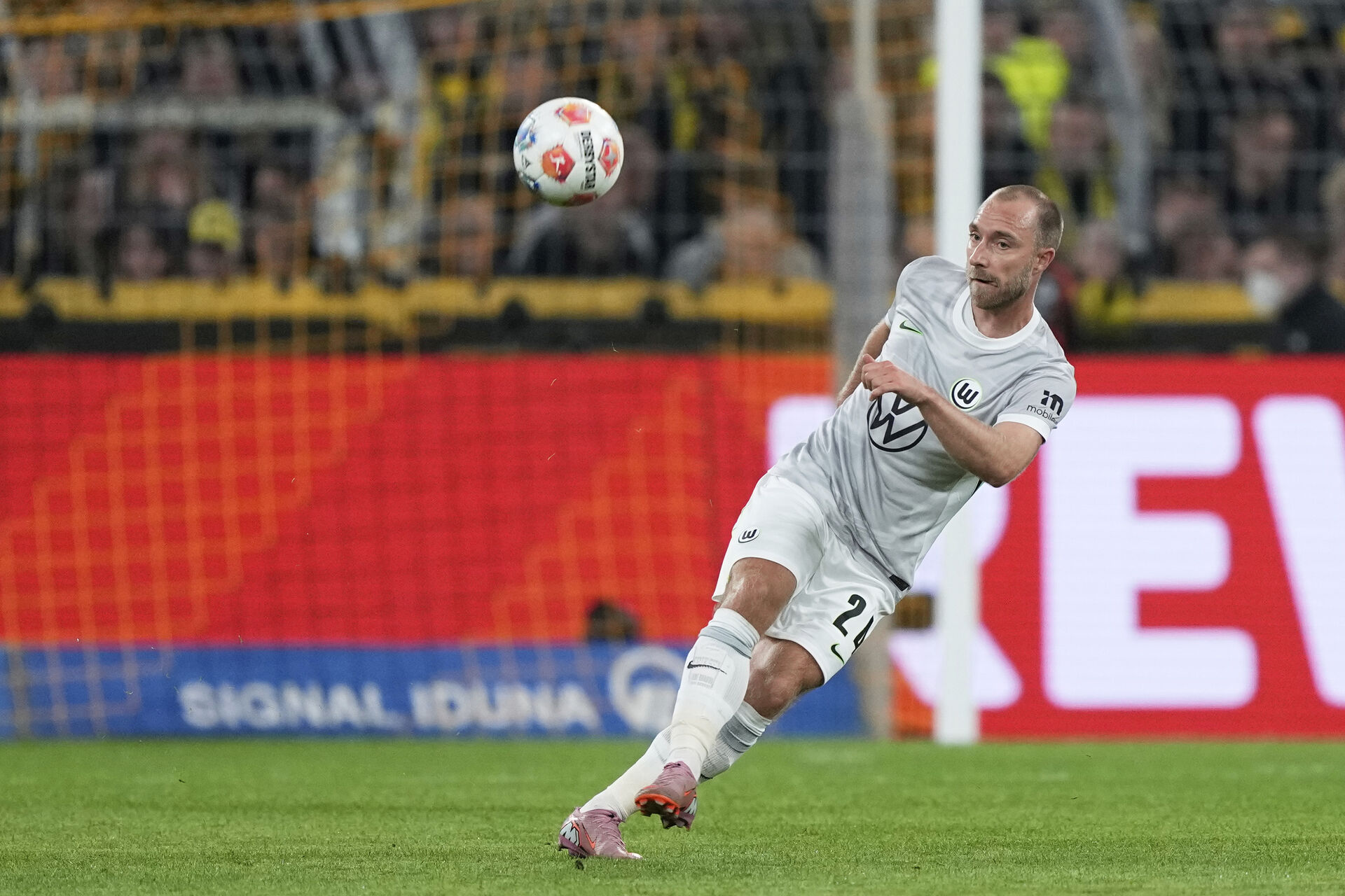 Christian Eriksen i færd med at slå en aflevering.