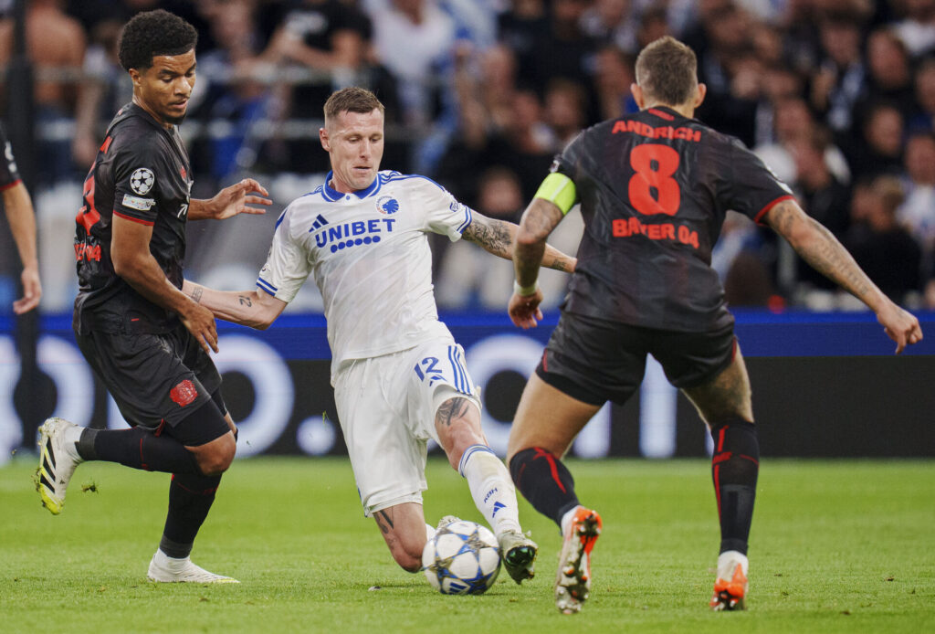FCKs Lukas Lerager mellem Bayer Leverkusens Robert Andrich og Malik Tillman under UEFA Champions League-kampen mellem FC København og Bayer 04 Leverkusen i Parken i København torsdag den 18. september 2025.. (Foto: Liselotte Sabroe/Ritzau Scanpix)