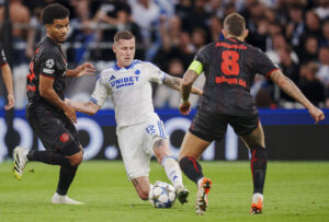 FCKs Lukas Lerager mellem Bayer Leverkusens Robert Andrich og Malik Tillman under UEFA Champions League-kampen mellem FC København og Bayer 04 Leverkusen i Parken i København torsdag den 18. september 2025.. (Foto: Liselotte Sabroe/Ritzau Scanpix)