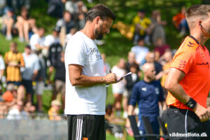 Christian Lønstrup noterer sig noget i sin notesbog.