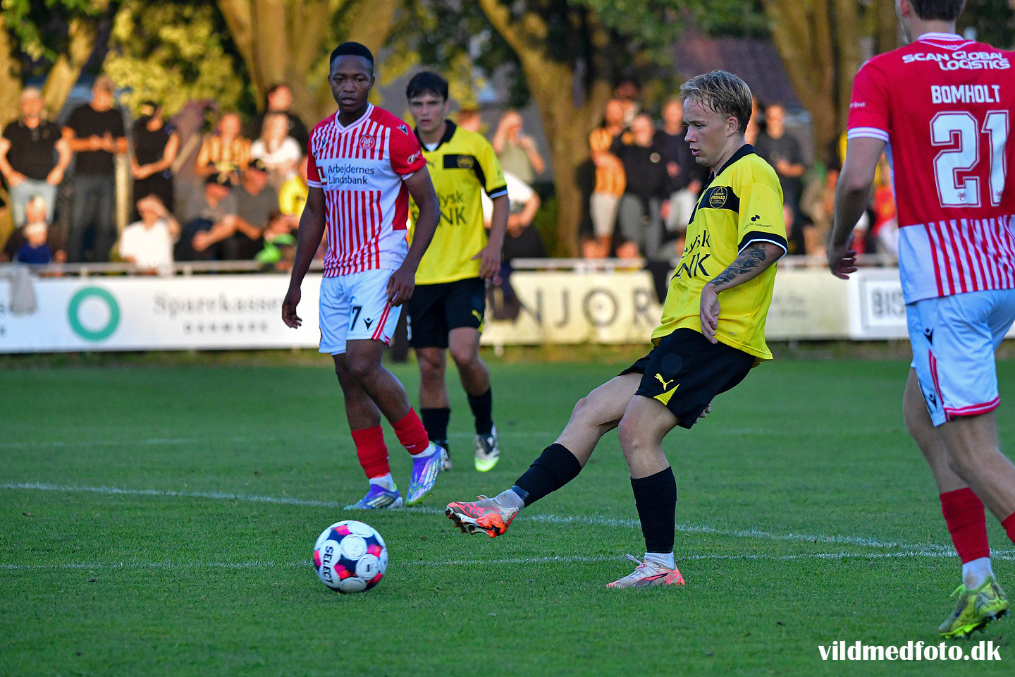 Elias Egerton sparker til bolden