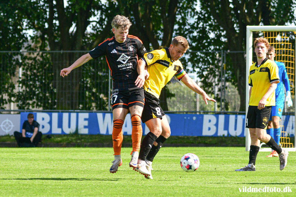 Hillerøds Adrian Justinussen i duel med Aarhus Fremads Simon Bækgaard.