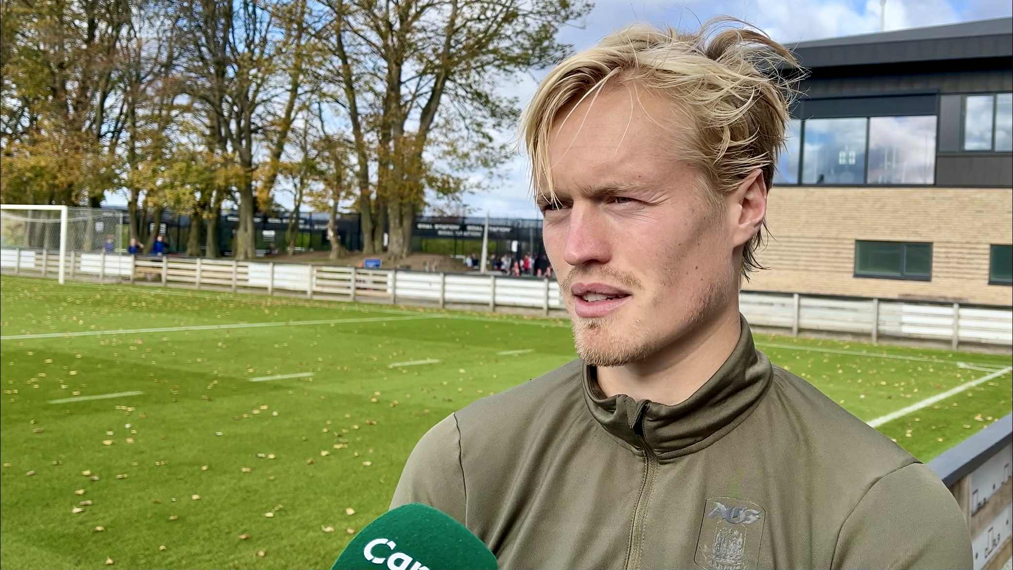 AGF's Tobias Bech bliver interviewet efter træning på Fredensvang.
