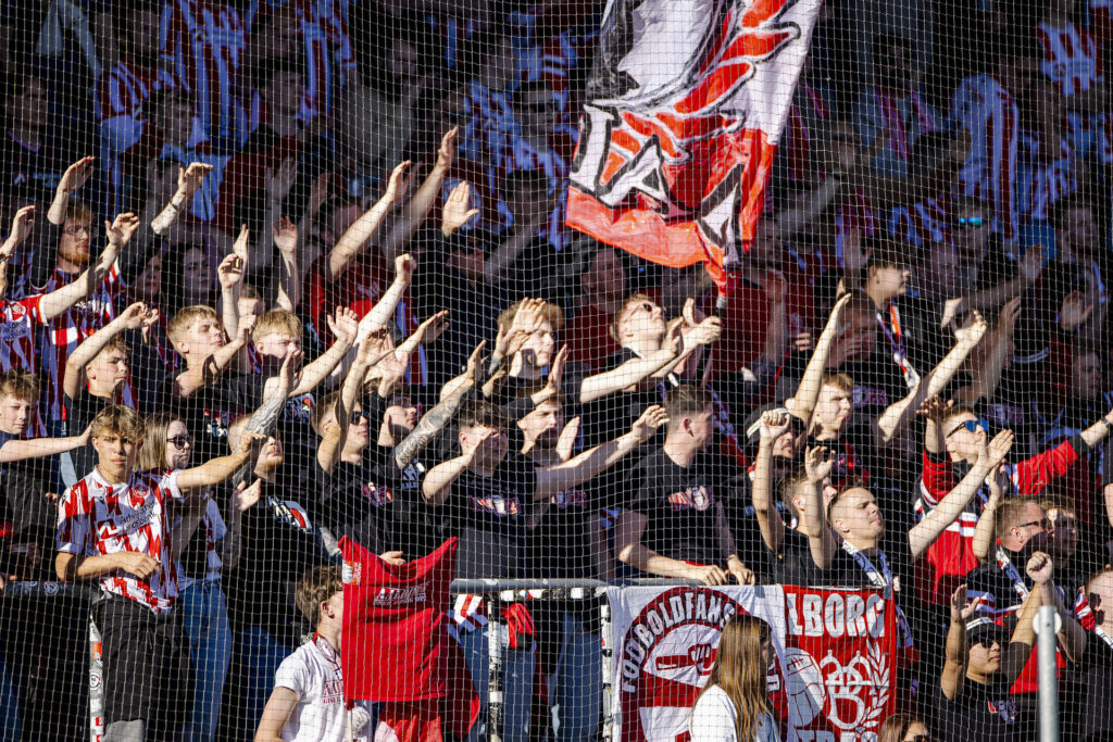 AaB-fans på lægterne i Vibrg FF.
