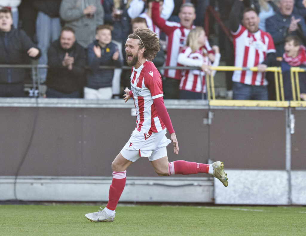 Lucas Andersen jubler over en scoring.