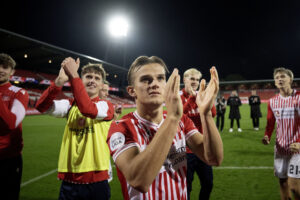 AaB's Kornelius Norman klapper til publikum i Aalborg.