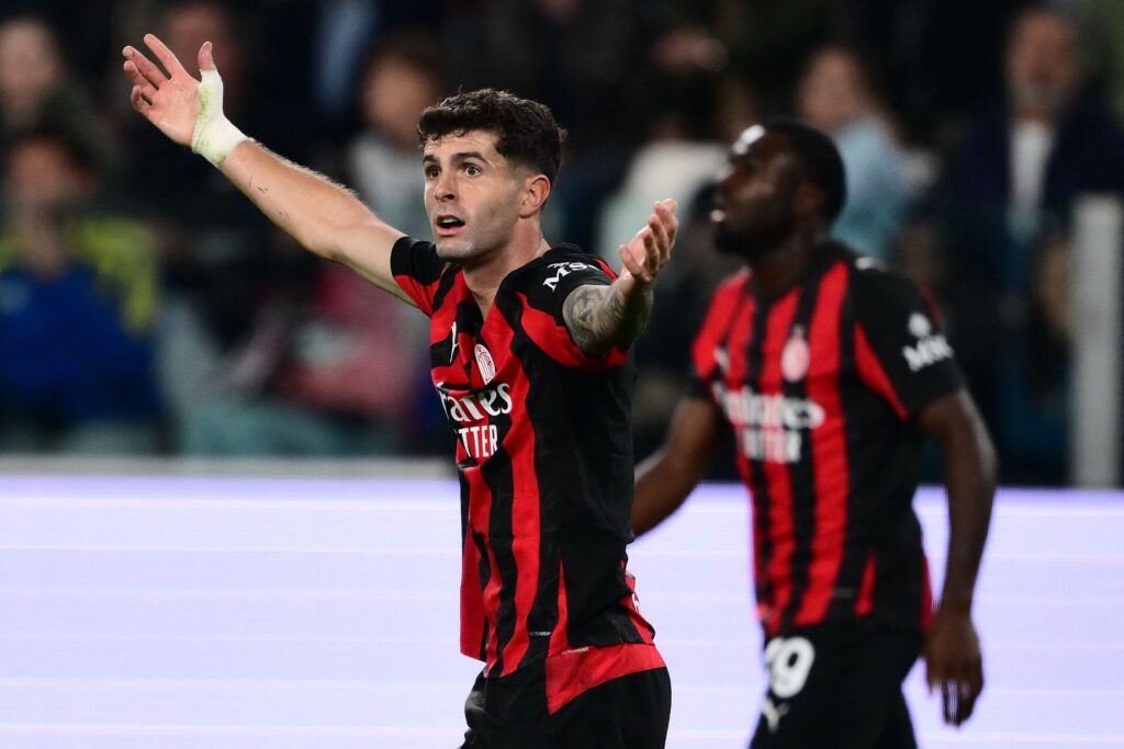 Christian Pulisic slår ud med armene under en kamp for AC Milan