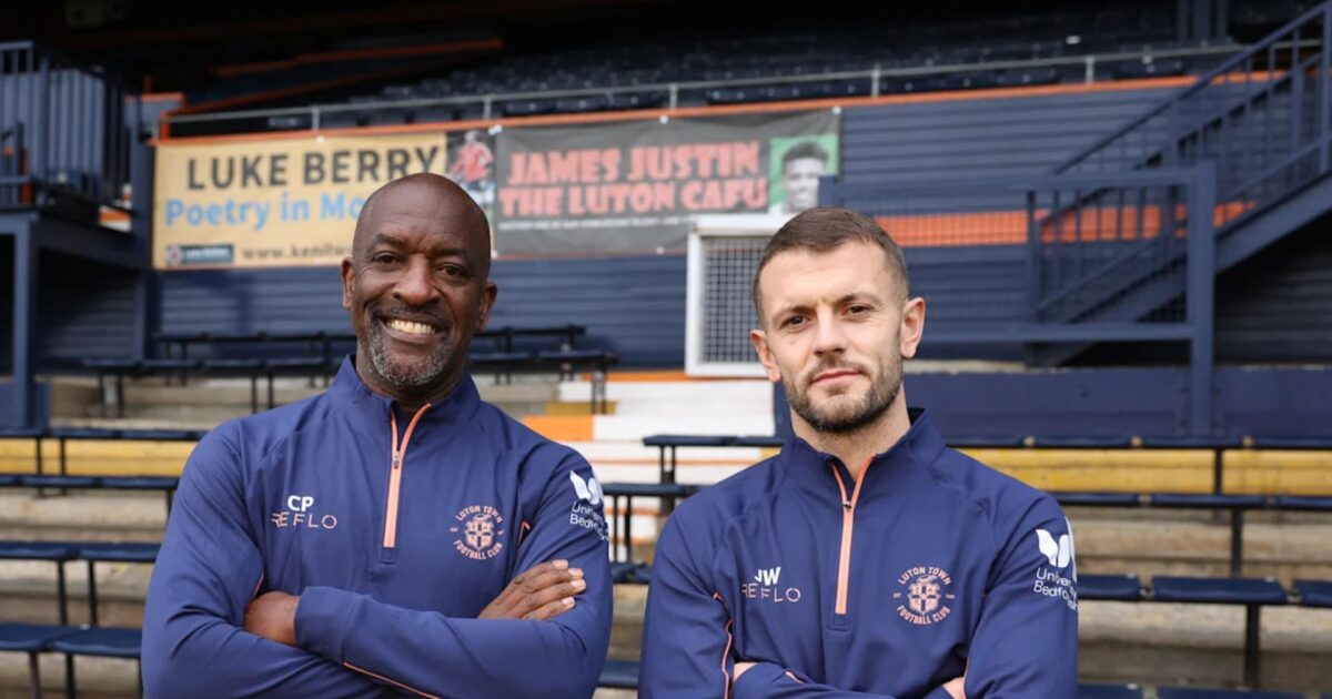 Officielt: Jack Wilshere lander sit første cheftrænerjob Jack Wilshere og assistentræner Chris Powell. 
Foto: Luton Town.