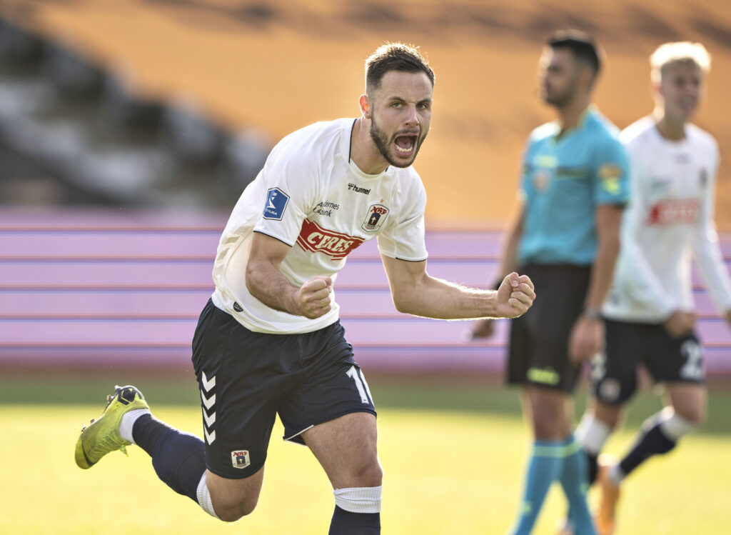 Casper Højer løber og jubler over en scoring direkte på frispark.