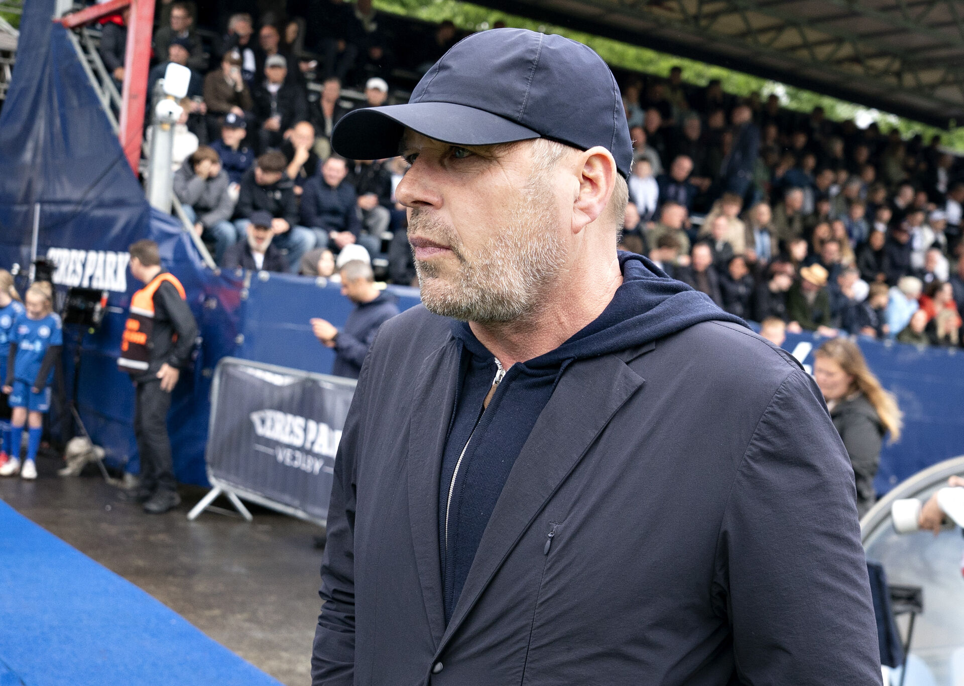 Carsten V. Jensen "CV" iført kasket til en hjemmekamp for AGF.