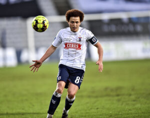 Mustafa Amini modtager bolden i en kamp for AGF.