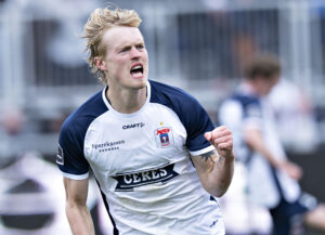 AGF's Tobias Bech jubler over sin scoring mod FC Nordsjælland i Superligaen.