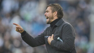 Jakob Poulsen peger og råber