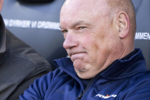 Uwe Rösler sidder på trænerbænken.