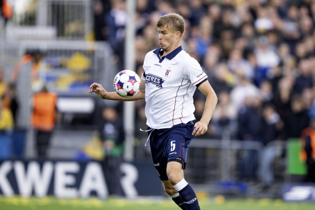 Frederik Tingager med bolden under AGF's hjemmekamp mod Brøndby IF.