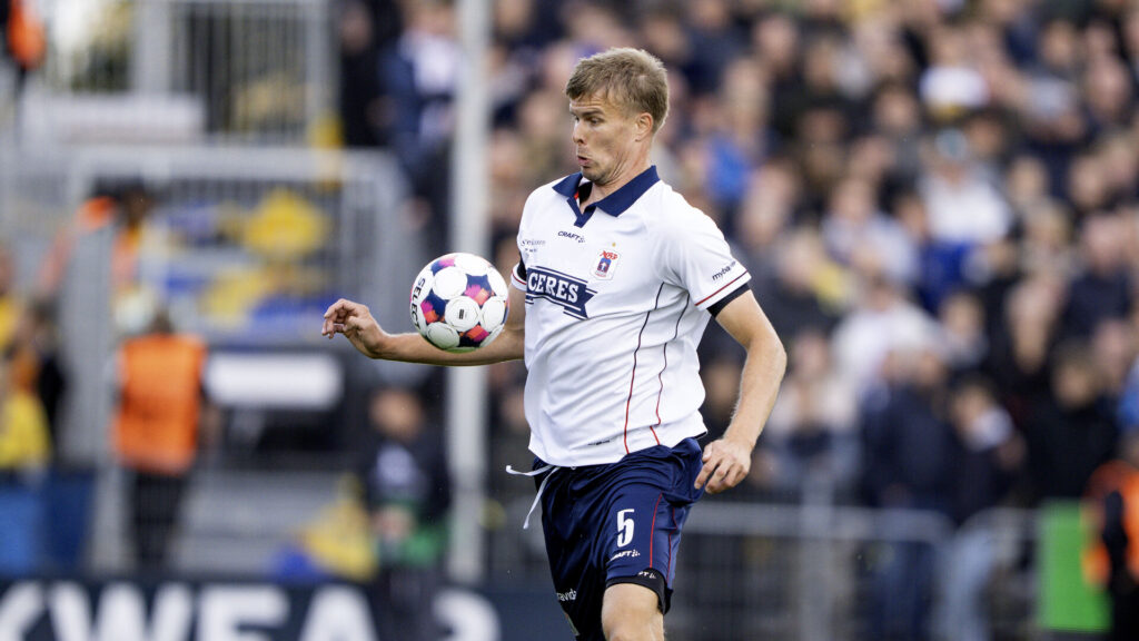 Frederik Tingager tæmmer bolden med brystet