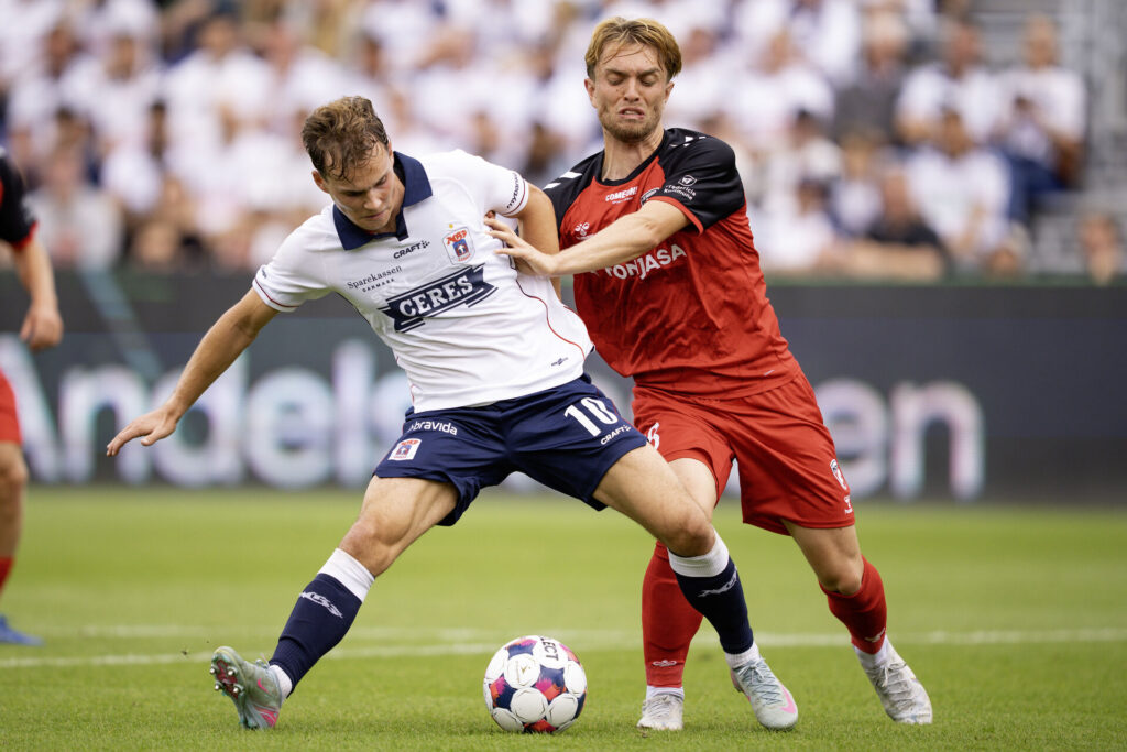 Kristian Arnsad i en nærkamp med en FC Fredericia-spiller.