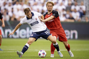 Kristian Arnsad i en nærkamp med en FC Fredericia-spiller.