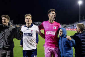 Kristian Arnstad og Jesper Hansen hopper og synger.