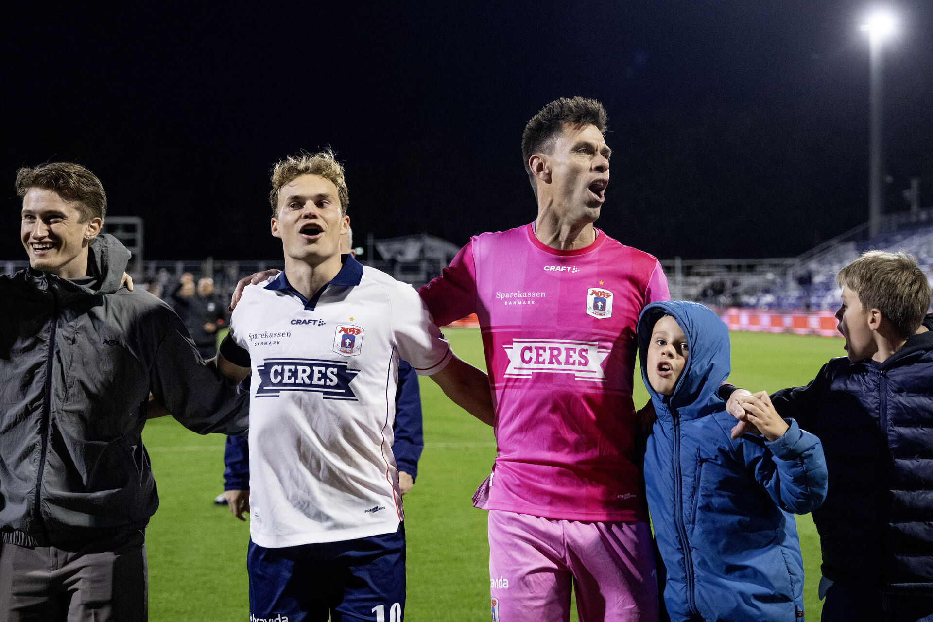 Kristian Arnstad og Jesper Hansen hopper og synger.