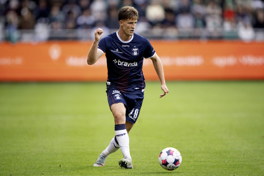 Rasmus Carstensen på bolden under en kamp for AGF mod Viborg FF.