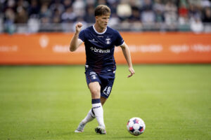 Rasmus Carstensen på bolden under en kamp for AGF mod Viborg FF.