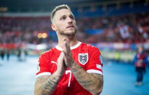 Marko Arnautovic modtager de østrigske fans hyldest efter topscorertitel.