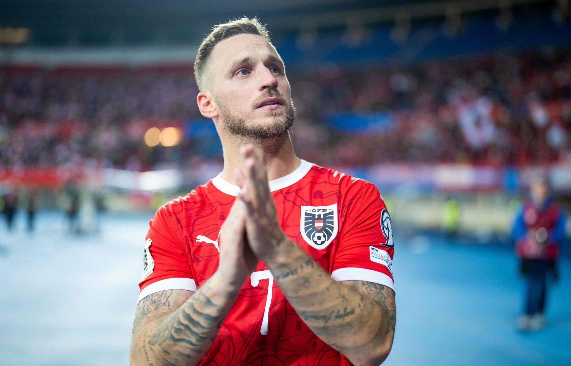 Marko Arnautovic modtager de østrigske fans hyldest efter topscorertitel.