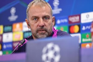 Hansi Flick til et Champions League-pressemøde.