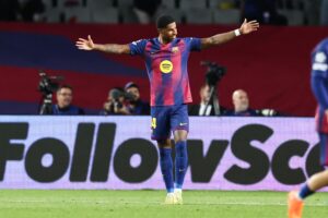 Marcus Rashford slår ud med armene.