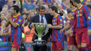 Joan Laporta og Lionel Messi bærer pokal sammen.