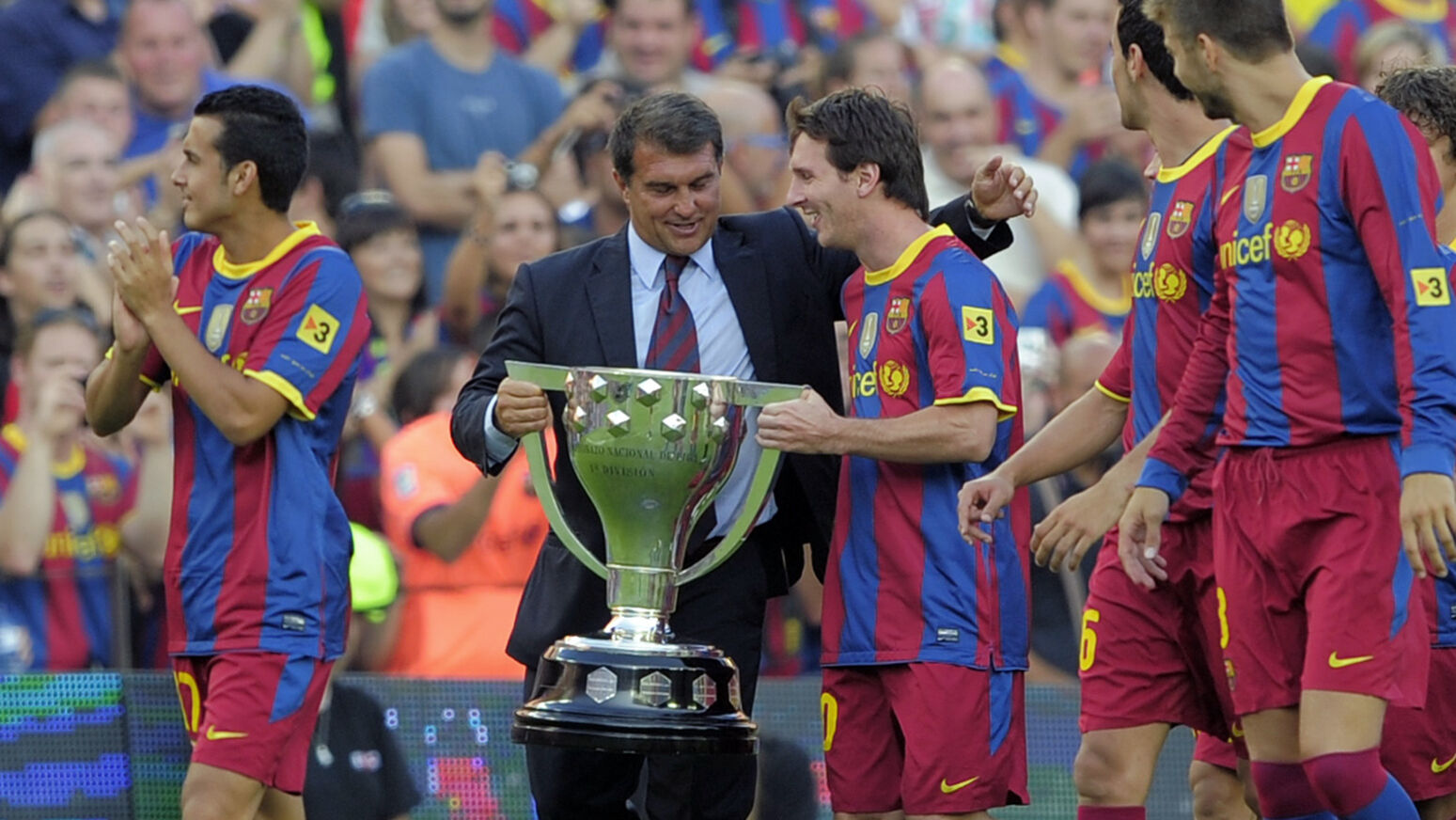 Joan Laporta og Lionel Messi bærer pokal sammen.